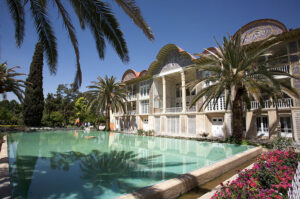 iran-shiraz-swimming-pool-palm-trees-wallpaper-preview